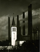 Wilfried Bauer, Kirche mit Schornsteinen, 1965, Deutscher Jugendfotopreis/DHM