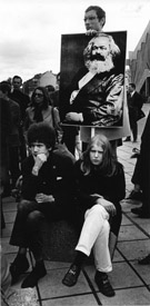 Dirk Reinartz, Demonstranten mit Karl-Marx-Bild, 1968, Deutscher Jugendfotopreis/DHM