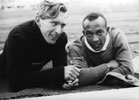 Jesse Owens (USA) und sein Hauptkonkurrent Luz Long (Deutschland) in einer Pause des Weitsprungwettbewerbs, 4. August 1936 DHM