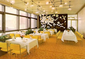 Palast-Restaurant mit Wanddekoration aus Meiner Porzellan
