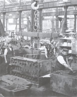 Arbeiter in der Hartmannschen Maschinenfabrik, um 1900