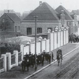 Arbeitswillige werden gruppenweise durch
                Gendarmerie nach Hause gebracht, März 1912