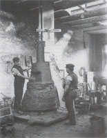 Arbeiter in der Hartmannschen Maschinenfabrik, um 1900