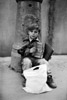 Bettelndes Kind, Moskau, 24. April 1995, Nach Schtzungen des Kinderhilfswerkes UNICEF lebten Mitte der 1990er Jahre rund 60.000 obdachlose Straenkinder in Moskau.