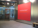 Das große rote Banner lässt erahnen, was hinter der Glastür passiert: „Zur Zeit wird in diesem Ausstellungsraum eine neue Ausstellung vorbereitet“ © DHM