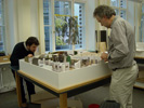 Unser Ausstellungsgestalter Werner Schulte und unser Volontär Robert Kluth aus dem Wald-Team diskutieren am Modell. © DHM