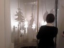 Und so sieht die Vitrine von Innen aus: Ausstellungsgestalterin Ulrike Bretschneider beim Aufbau des Schattenspiels. © DHM