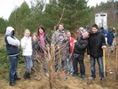 Die Schlerinnen und Schler der Hugo-Rosenthal-Oberschule aus Hohen Neuendorf nach erfolgreicher Pflanzung von und mit ihrer Lrche!  DHM