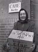 Eine alte Berlinerin hält ein CARE-Paket