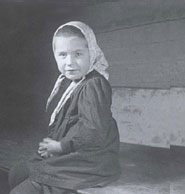 Ein kleines Mädchen läßt sich vom Fotografen geduldig porträtieren