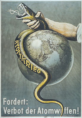 vergrößertes Plakat Fordert: Verbot der Atomwaffen!
