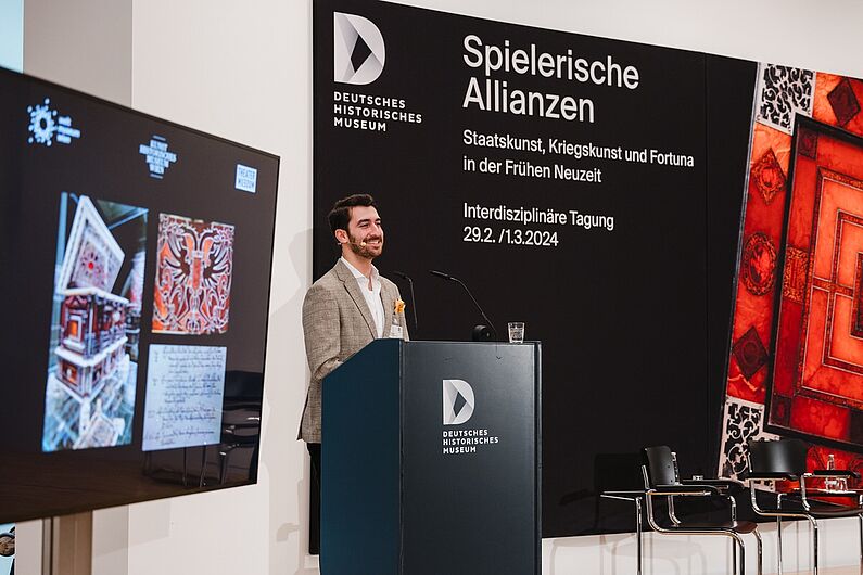 Rahul Kulka bei seinem Vortrag „Die preußische ‚Bernstein-Diplomatie‘: Staatsgeschenke im Spiegel dynastischer Netzwerke”