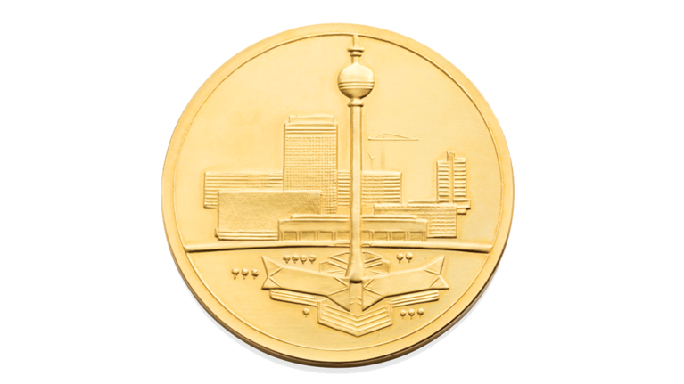 Ehrenplakette „Erbauer des Stadtzentrums“ Axel Bertram, VEB Münze der DDR Berlin, 1969 © DHM Ehrenplakette „Erbauer des Stadtzentrums“ Axel Bertram, VEB Münze der DDR Berlin, 1969 © DHM