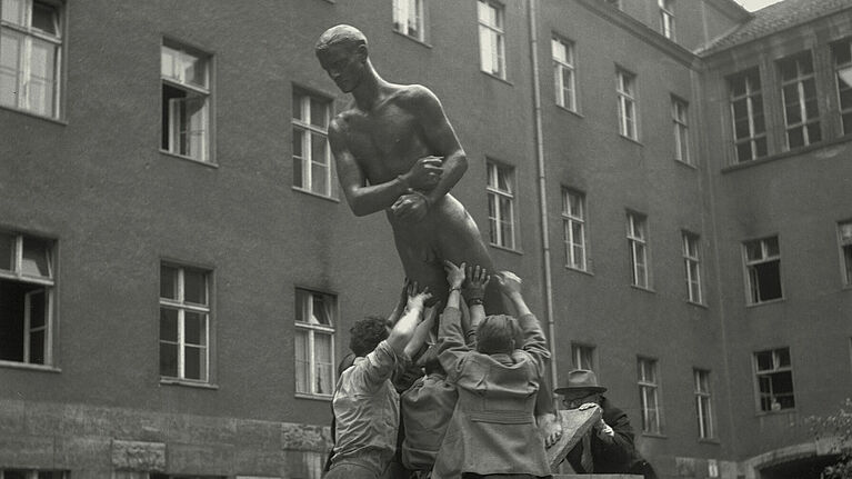 Richard Scheibes „Ehrenmal der Opfer des 20. Juli 1944“ wird im Hof des Bendlerblocks aufgestellt, Berlin 1953, Foto: Liselotte Orgel-Köhne, © Deutsches Historisches Museum, Berlin Richard Scheibes „Ehrenmal der Opfer des 20. Juli 1944“ wird im Hof des Bendlerblocks aufgestellt.