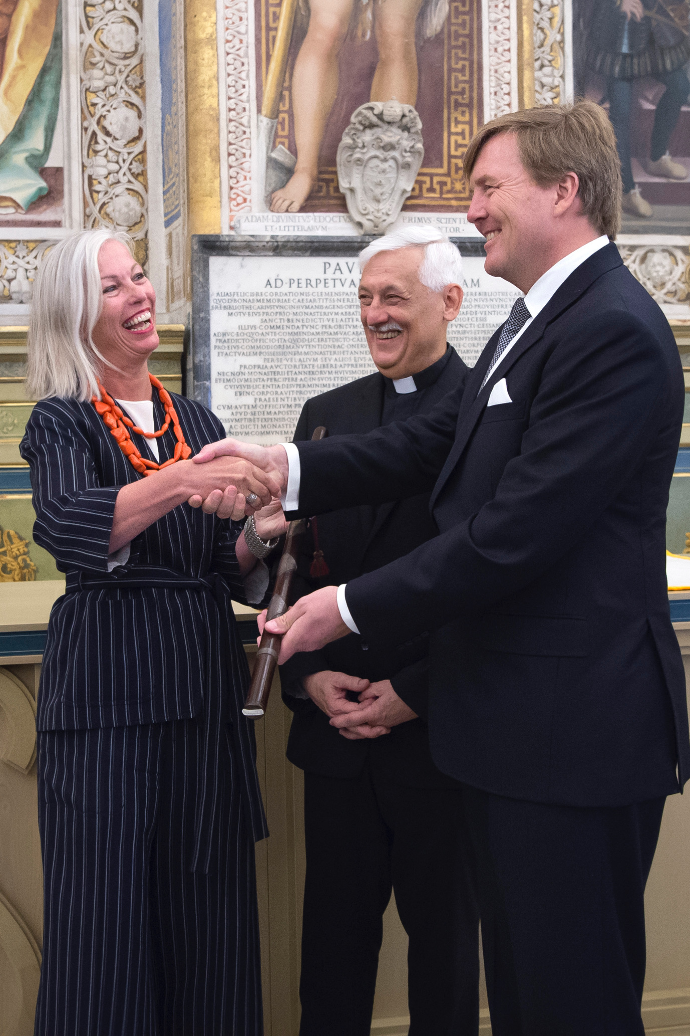 King Willem-Alexander hands over the baton donated by William of Orange to Hedwig Saam © NMM