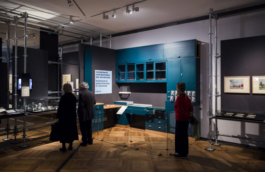 The completely reconstructed Frankfurt Kitchen in the exhibition "Weimar: On the Essence and Value of Democracy" © DHM/David von Becker.