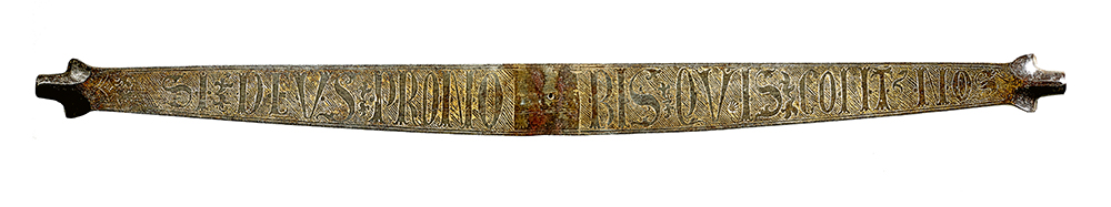 „SI DEVS PRO NOBIS QVIS CONT[RA] NOS“ – Geätzte Inschrift auf dem Bogenbauch einer „Maximiliansarmbrust“, Aragón und Innsbruck, 1508–1515 © DHM