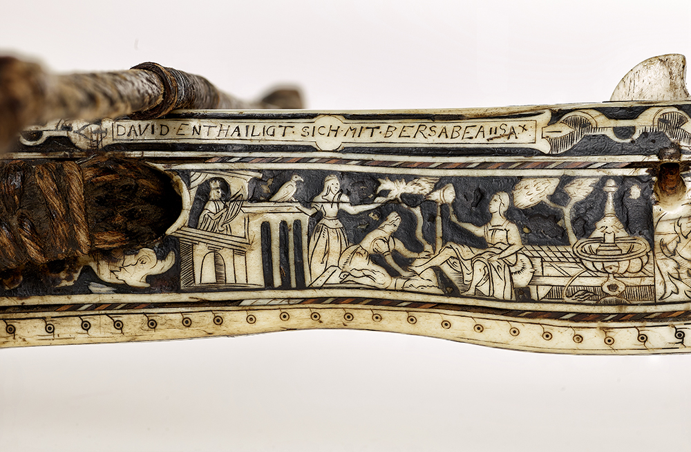 David erblickt Bathseba, Detail der halben Rüstung mit Reliefdekor, Süddeutschland, 1564, Inv.Nr. W 1129 © DHM