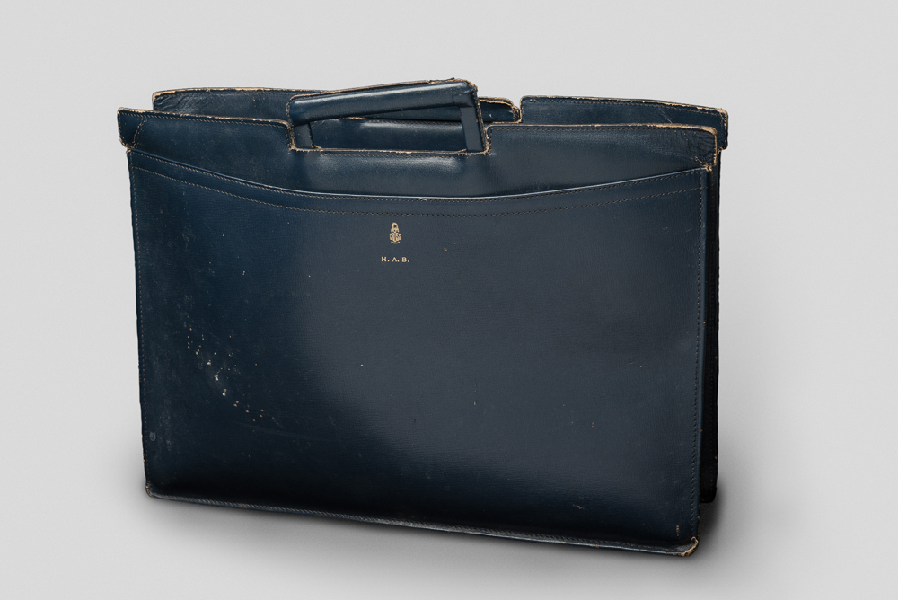 Briefcase owned by Hannah Arendt with golden initials ‘H A B’ for Hannah Arendt-Blücher, leather, Deutsches Historisches Museum, Edna Brocke Collection, photo: DHM/D. Penschuck.