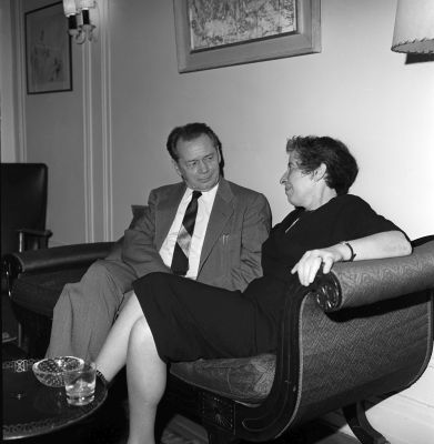 Hannah Arendt and Heinrich Blücher in their apartment in New York, Fred Stein, New York, 1960 © Stanfordville, New York, Fred Stein Archive