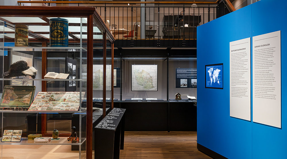 Entrance to the new exhibition section on the theme “Economy and Global Trade”; on the left the historical showcase of the Berlin department store Wertheim with colonial consumer products © Deutsches Historisches Museum/David von Becker