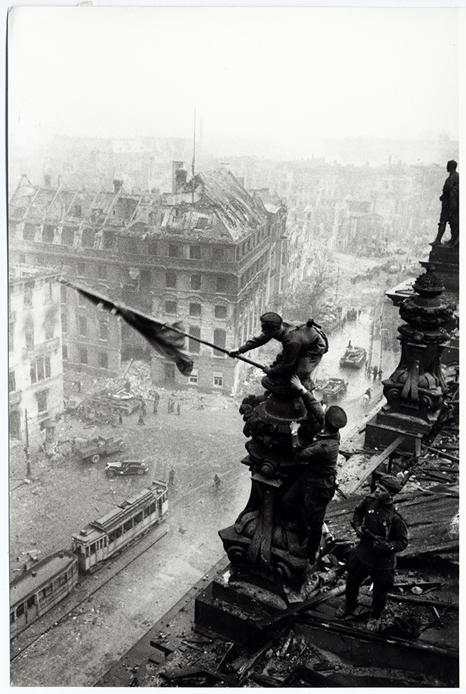 Hissen der Sowjetischen Flagge auf dem Berliner Reichstag 1945, Jewgeni Chaldej © DHM