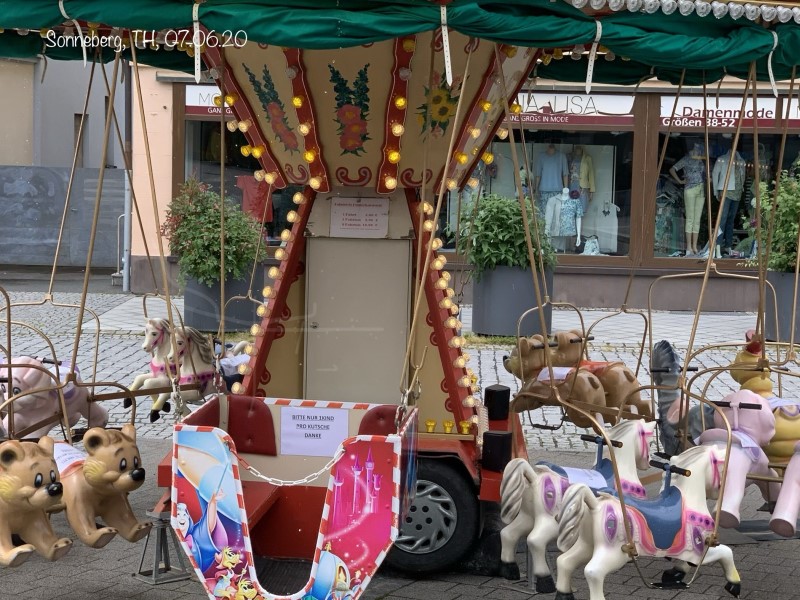 Notification about Covid social distancing rules at a carousel, Sonneberg, 7 June 2020 / DHM © Delius, Peter