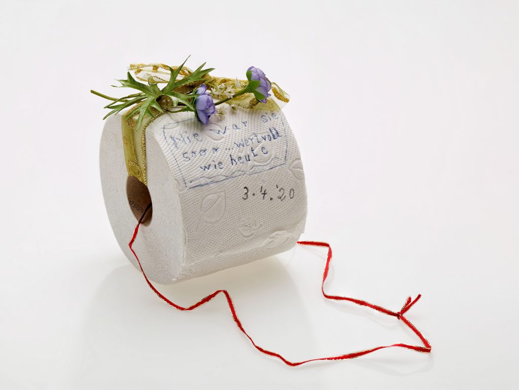 Roll of toilet paper, decorated and inscribed, 3 April 2020. DHM, AK 2020/5, DHM © Sebastian Ahlers
