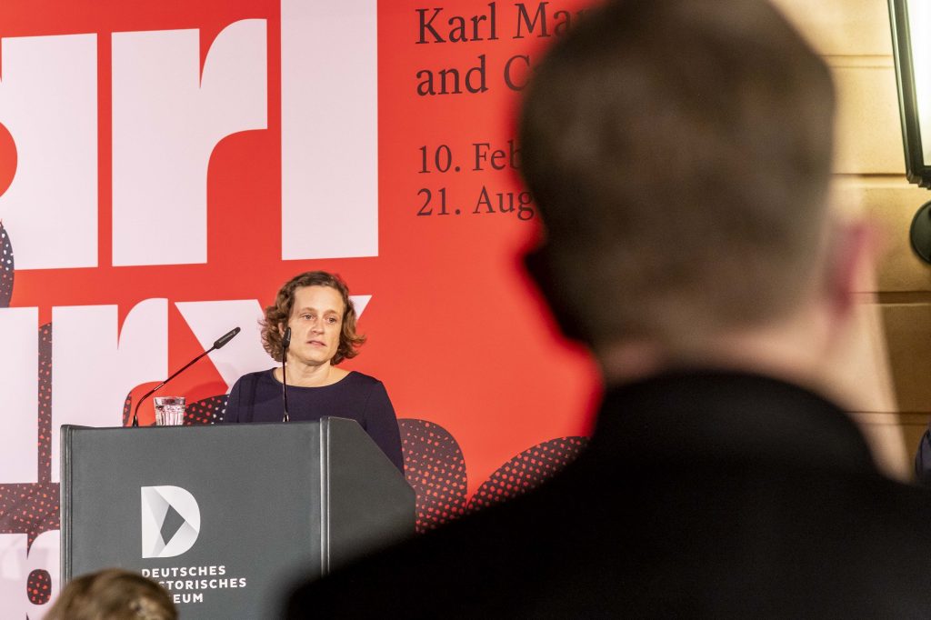Kuratorin Sabine Kritter bei der Eröffnung der Ausstellung "Karl Marx und der Kapitalismus", Berlin 08.02.2022