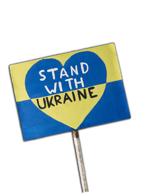 Demonstrationsschild aus Pappe mit einem Stiel, das in den Nationalfarben der Ukraine Blau und Gelb angemalt wurde. In der Mitte ist ein Herz indem "Stand with Ukraine" steht.