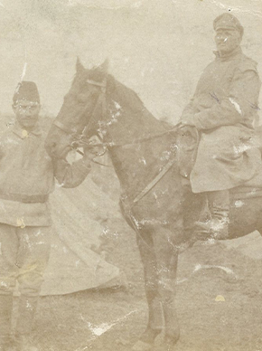 Das Bild ist eine Fotografie. Ein Reiter sitzt auf seinem Pferd. Der Reiter ist Richard Gorgas.