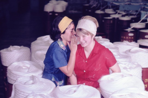 Martin Schmidt, Arbeiterinnen des VEB Baumwollspinnerei Leinefelde, 1965 © DHM