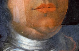 Das Rot, das in der kleinen Abnahmeprobe unterhalb des Mundes zu sehen ist, zeigt die Unterkante des eigentlichen, originalen Mundes. Man sieht dort, dass der originale Mund größer ist. Die Aufnahme zeigt das Gemälde während der Abnahme des Firnis (Glanzüberzug) und der Übermalungen.