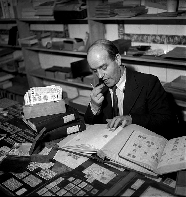 [Fotografie: Wieland Herzfelde in seinem Seven Seas Book and Stamp Shop, New York, April 1948]