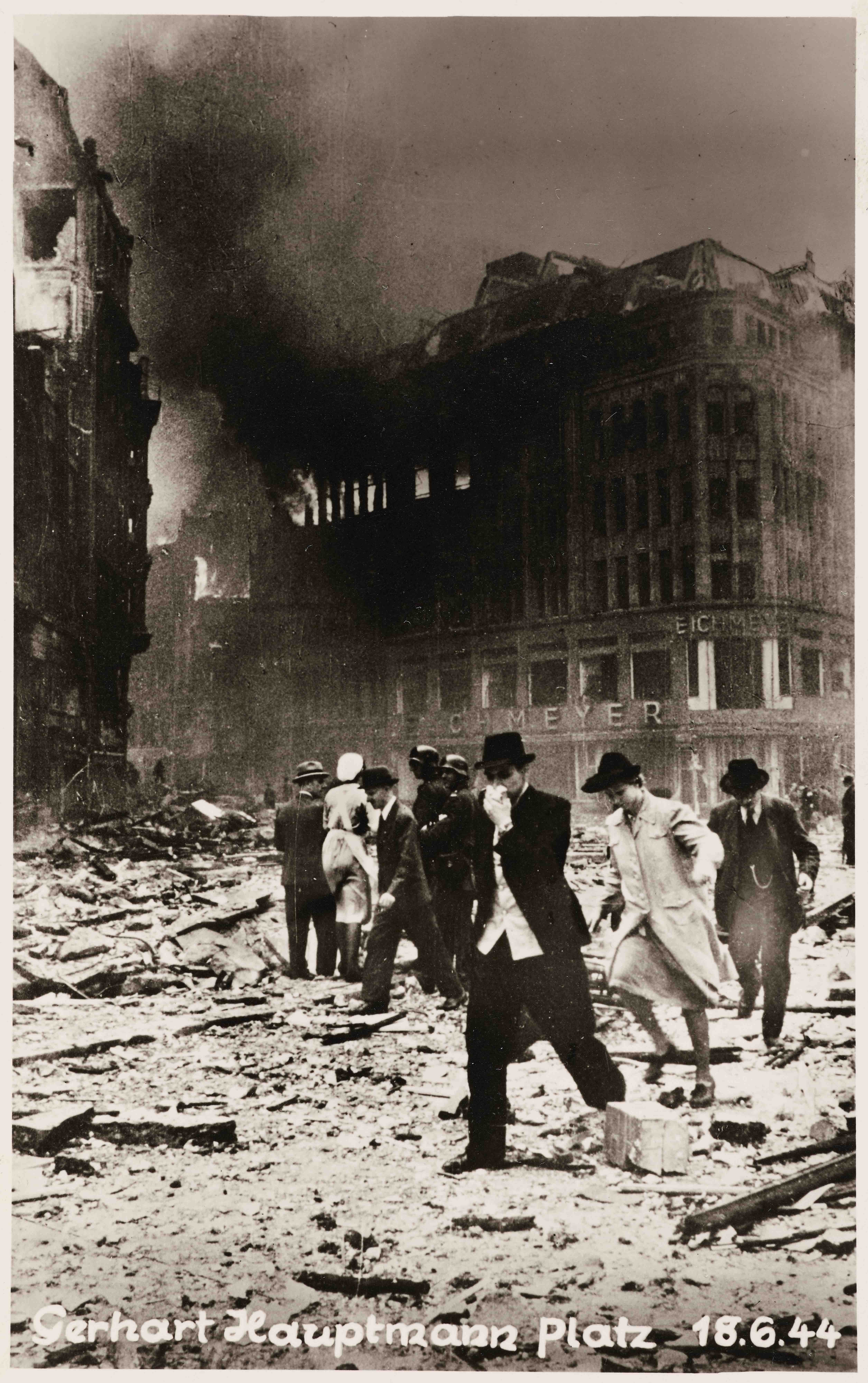 Exponat: Postkarte: Hamburg nach einem Luftangriff, 1944