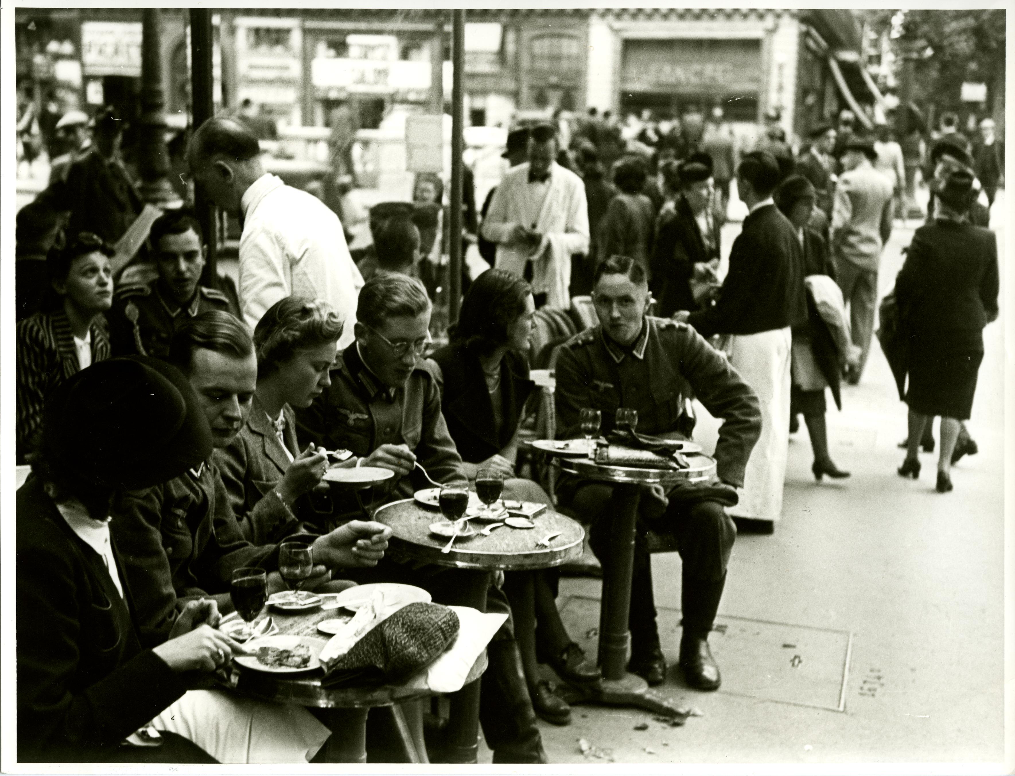 [Foto: Gronefeld, Gerhard "Deutsche Soldaten und Angestellte der Militärverwaltung in einem Straßencafé in Paris"]", 1940