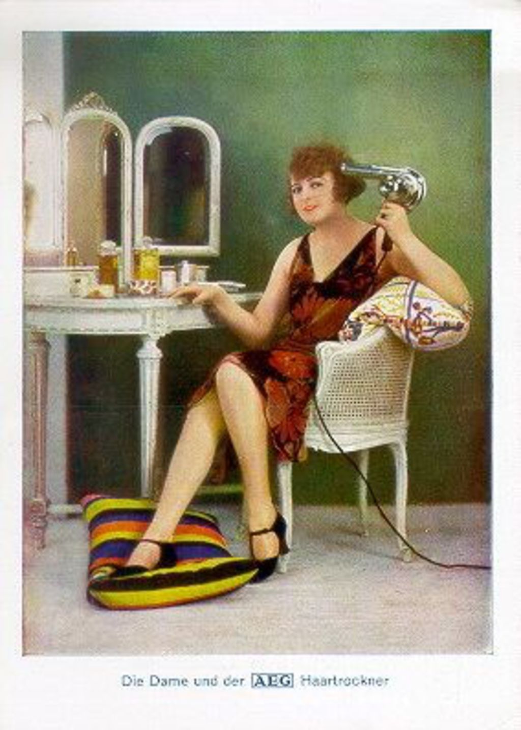 Exponat: Postkarte: AEG Haartrockner, um 1925