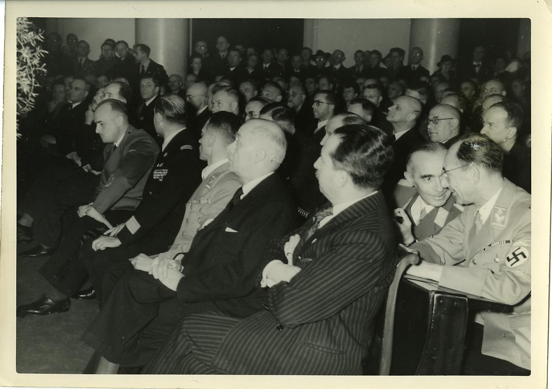 Fotografie: Diplomaten bei einer Veranstaltung mit Generalgouverneur Hans Frank, 1941