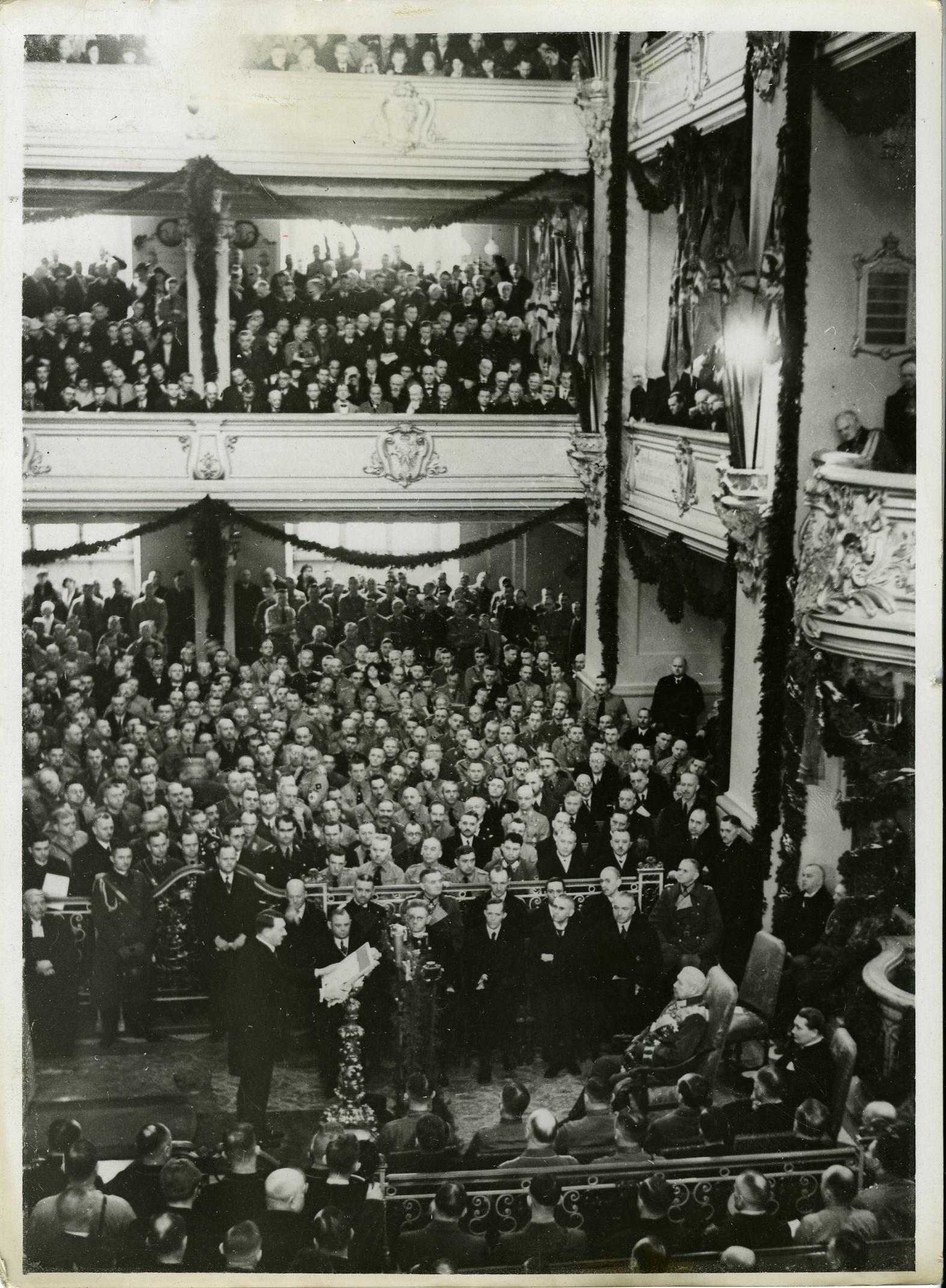 Exponat: Foto: Adolf Hitler während seiner Regierungserklärung in der Garnisonkirche