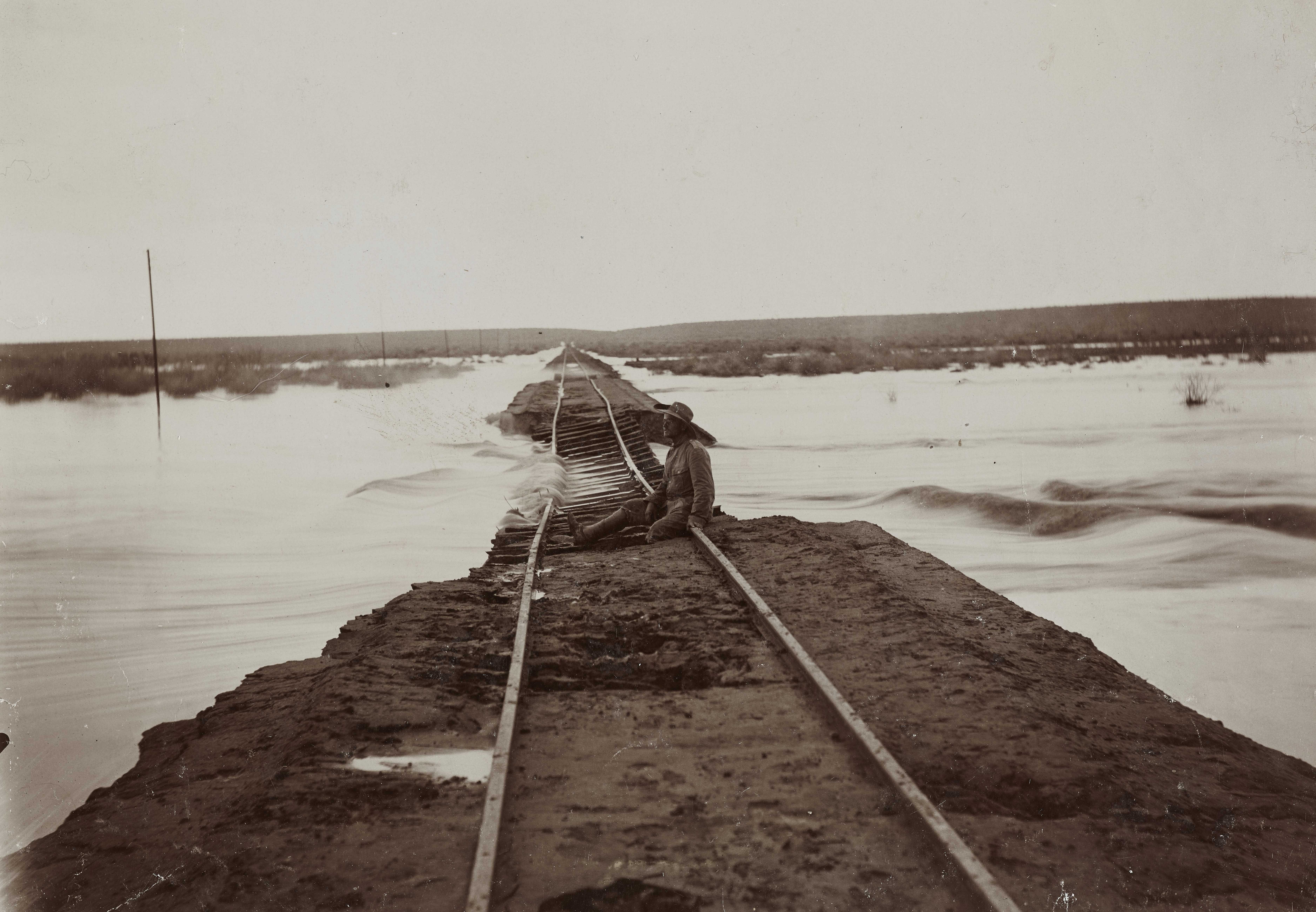 [Exponat: Foto: Unterspülter Bahndamm in Deutsch-Südwestafrika, um 1910]