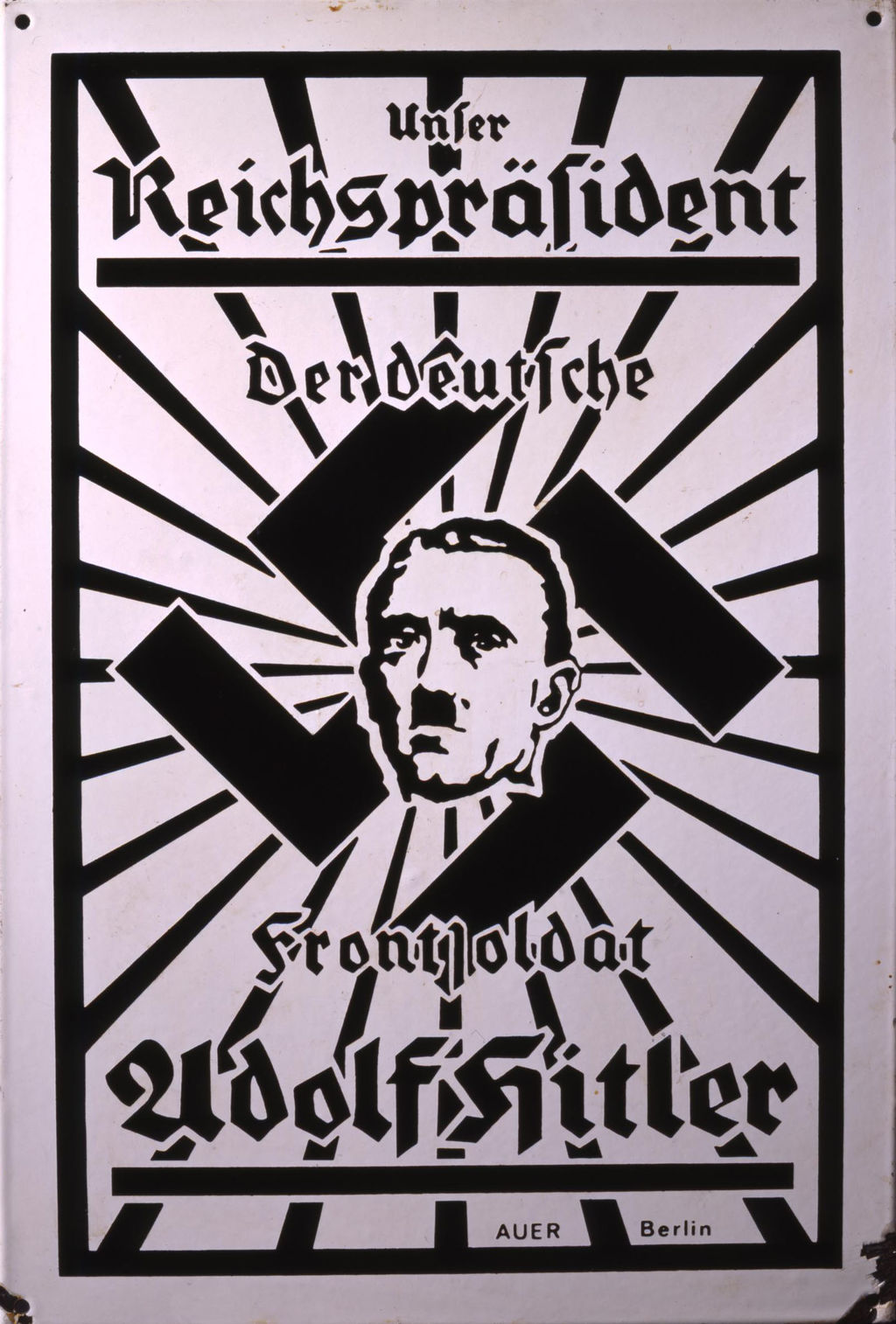 Exponat: Schild: Unser Reichspräsident. Der deutsche Frontsoldat Adolf Hitler, 1934