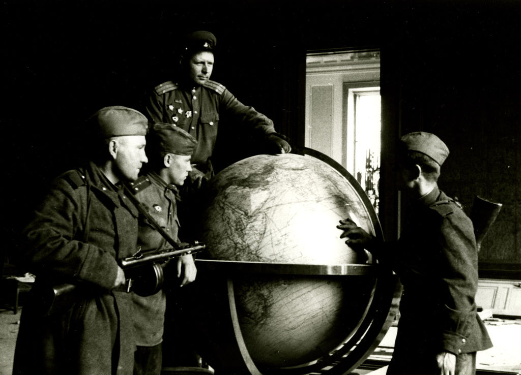 Foto: Sowjetische Soldaten im Arbeitszimmer von Adolf Hitler in der Reichskanzlei, 1945