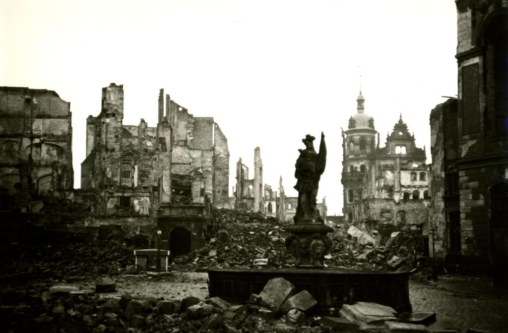 Foto: Ruinen in Dresden, 1945