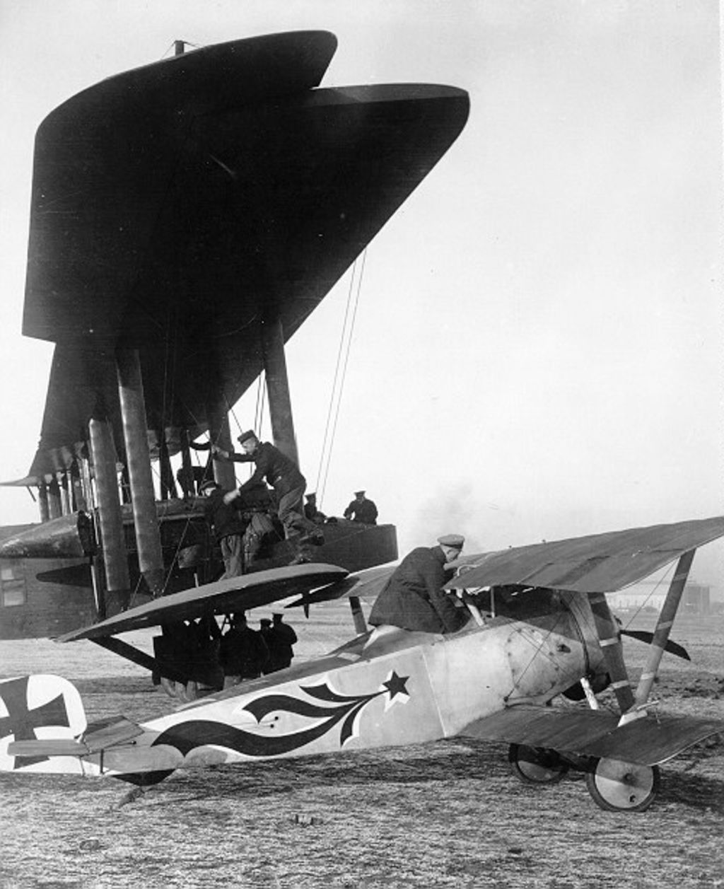 Foto: Erbeuteter französischer Nieuport-Jagdflieger und britisches Großflugzeug, 1914-1918