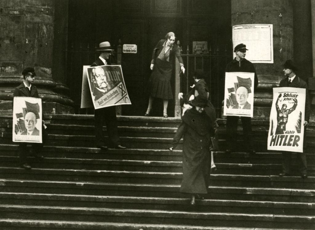 Foto: Wahlpropaganda vor einem Wahllokal, 1932