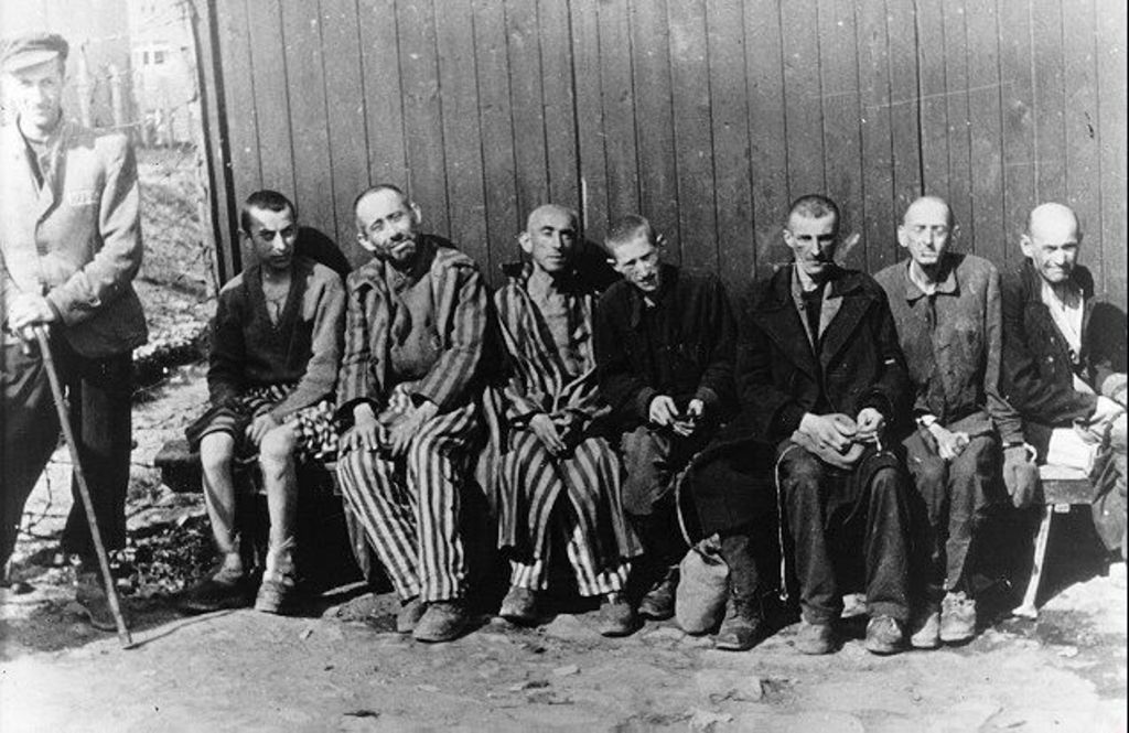 Foto: Nach der Befreiung des KZ Buchenwald, 1945