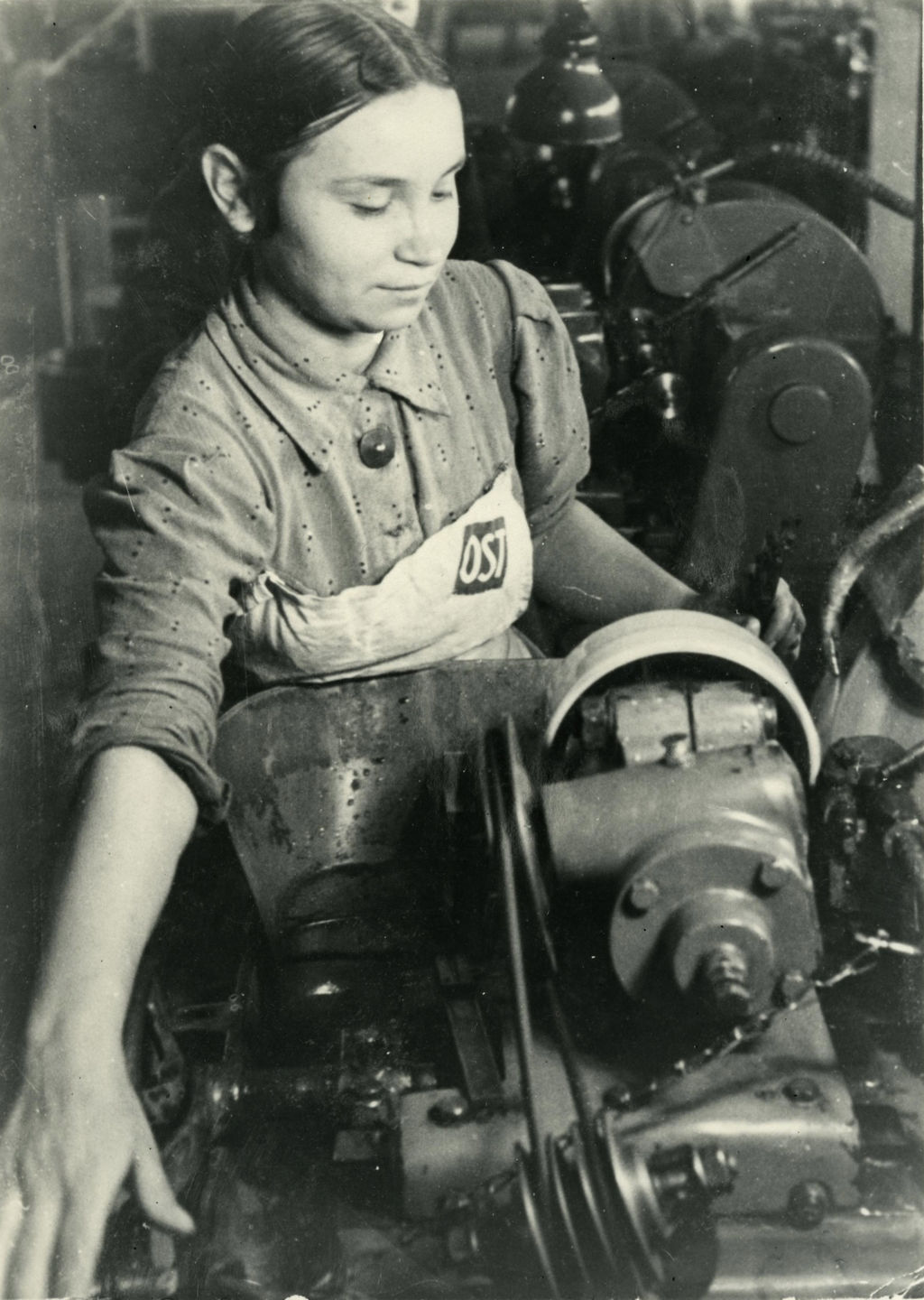 Exponat: Foto: "Ostarbeiterin" in einem deutschen Betrieb, 1941/1945