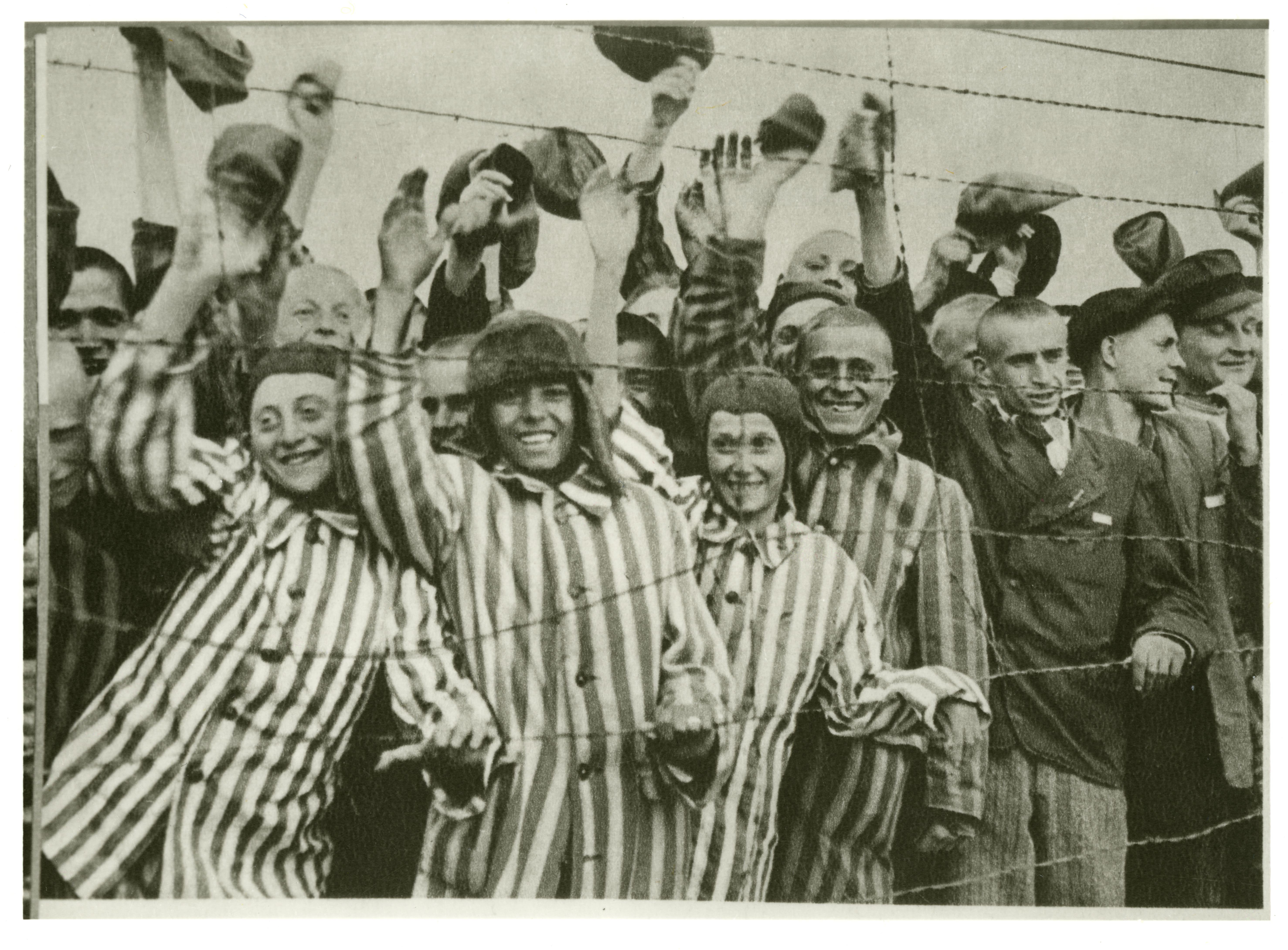 Foto: Häftlinge des Konzentrationslagers Dachau zum Zeitpunkt der Befreiung, 1945