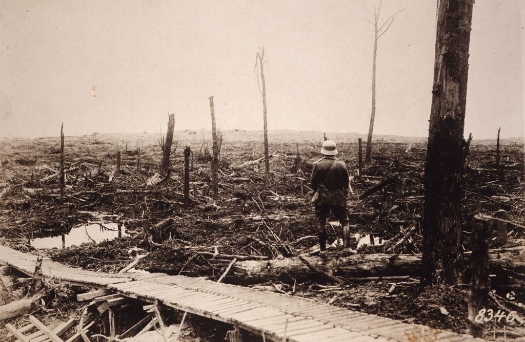 Foto: Westfront - In dem gestürmten, versumpften Kampfgelände von Armentières, 1918