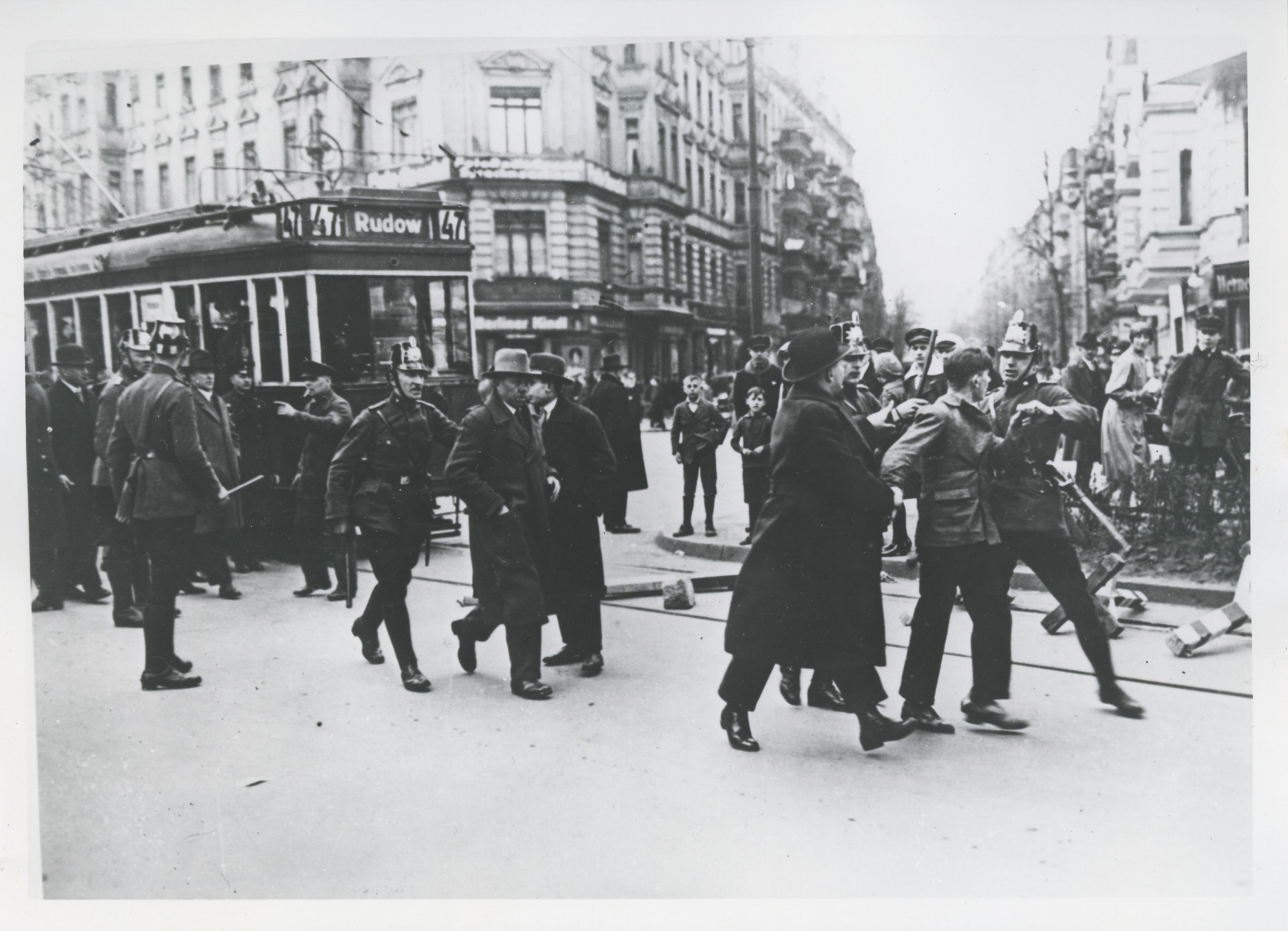 Foto: Verhaftung während der Maiunruhen, 1929